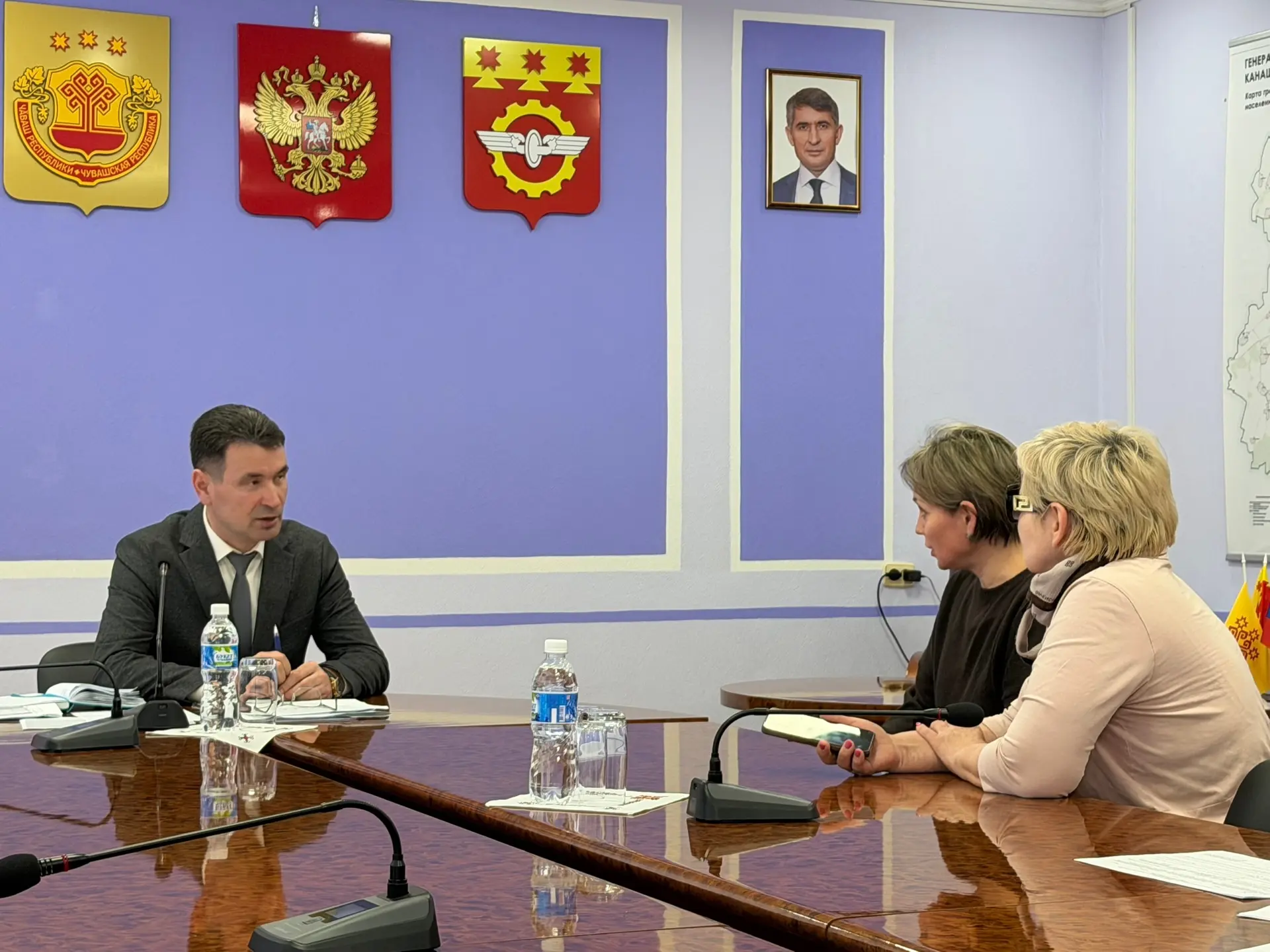 Сегодня глава Канашского муниципального округа Валерий Чернов провел очередной прием граждан по личн