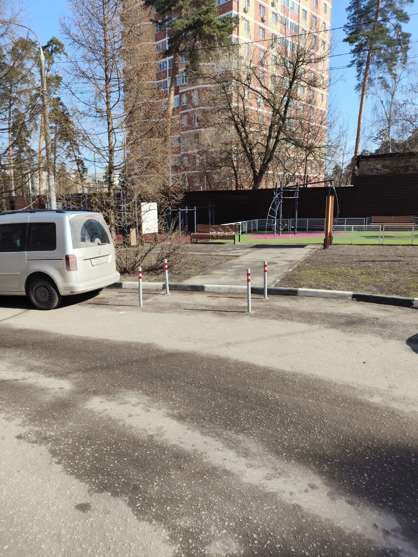 Десантная 17: установили столбики, для обеспечения свободного прохода на детскую площадку.