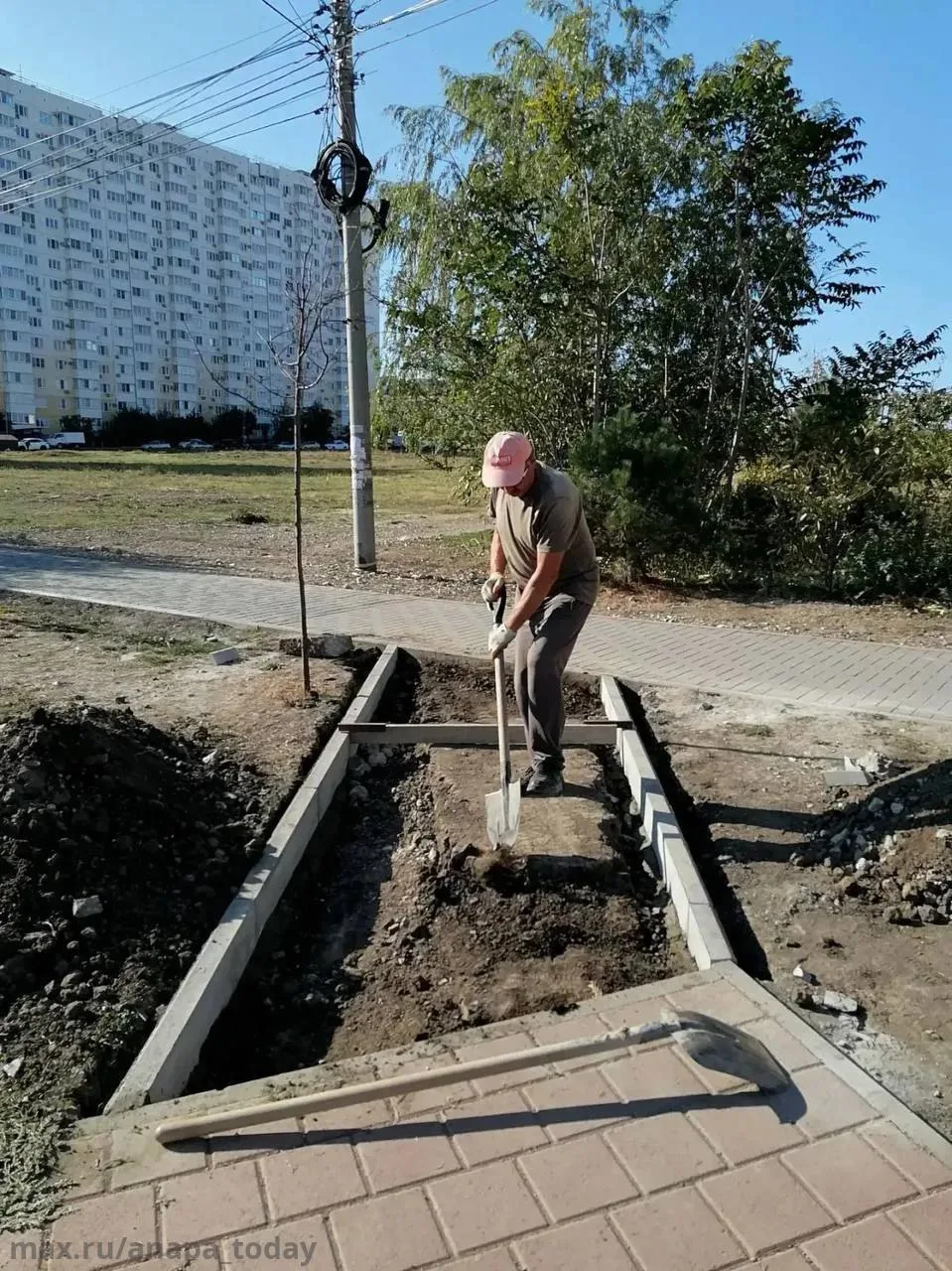 🚧 На улице Ленина продолжаются работы по обустройству пешеходной инфраструктуры.