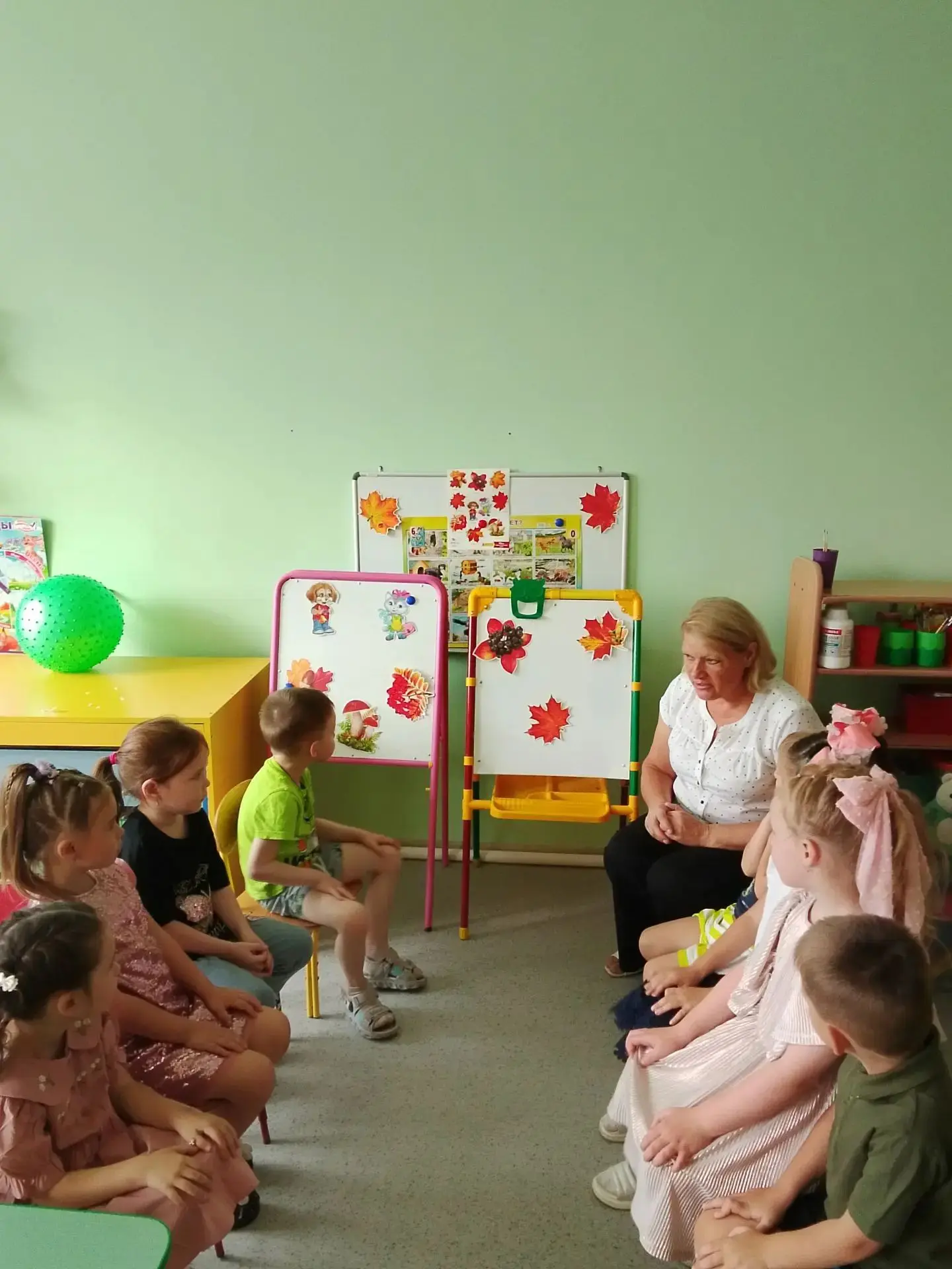 "1 сентября - День знаний".             Беседа: "Мы теперь в старшей группе."