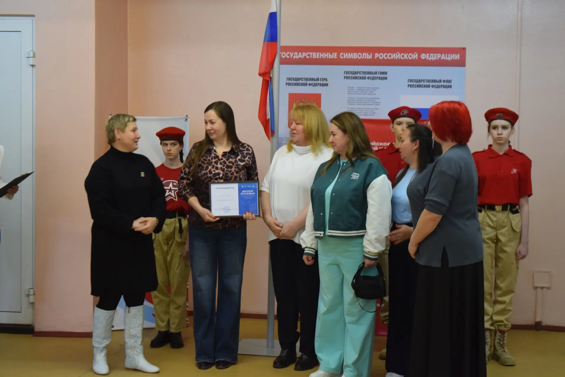 🇷🇺 Традиционно учебная неделя началась с торжественной линейки, поднятия флага и исполнения гимна Ро