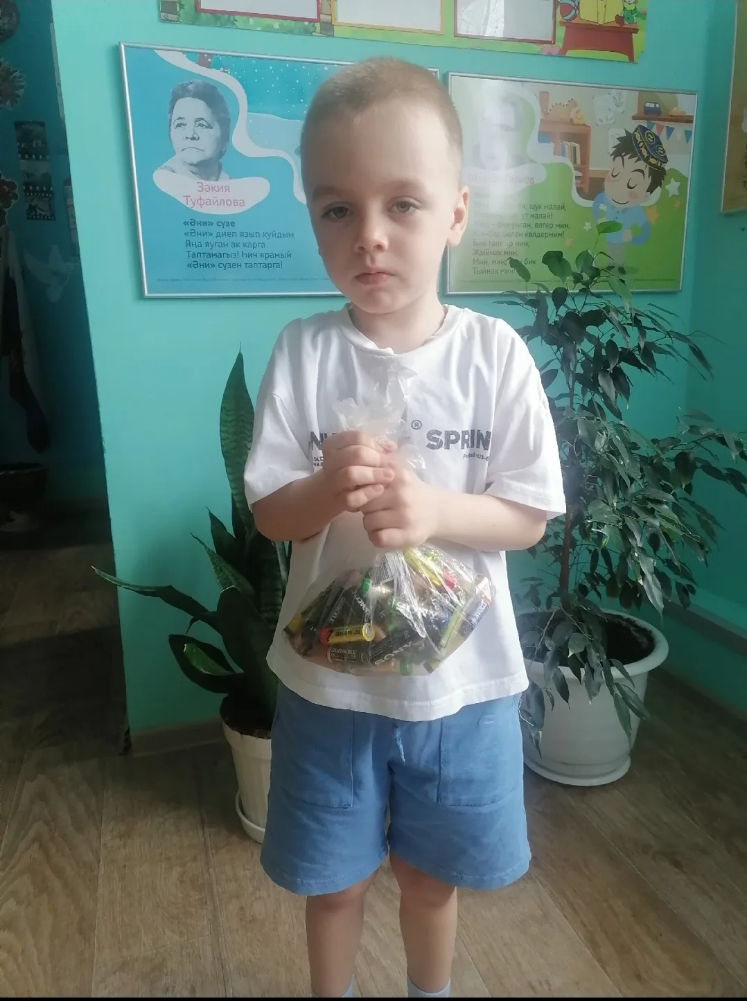 Чтобы в дело шли отходы
Для спасения природы, 
Нужно их сортировать
И в отдельный бак бросать! 

Про