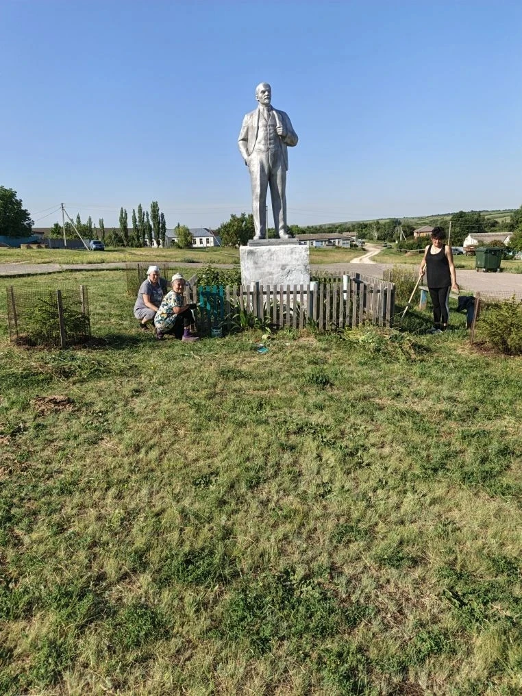 Сегодня утром, рабочий день еще не начался, а наши неравнодушные граждане, уже наводят порядок у пам