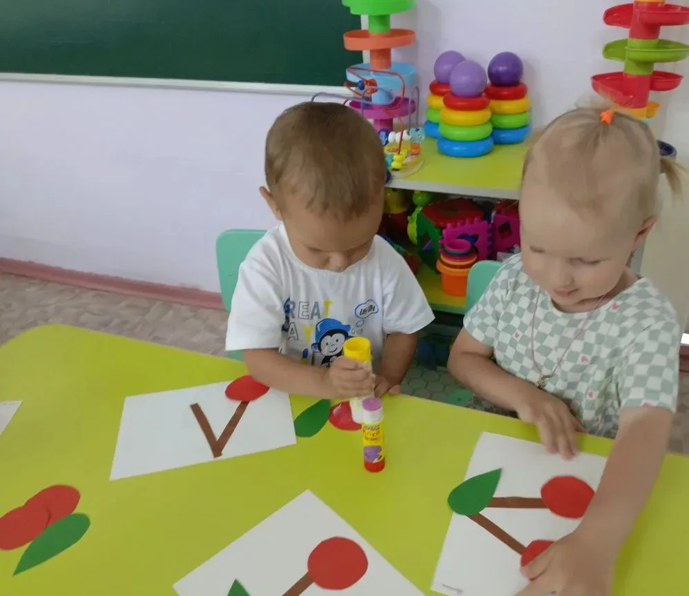 🍒🍒Желтая и красная ягодка прекрасная
Светится на веточке радость нам даря.
И для милых деточек, вк