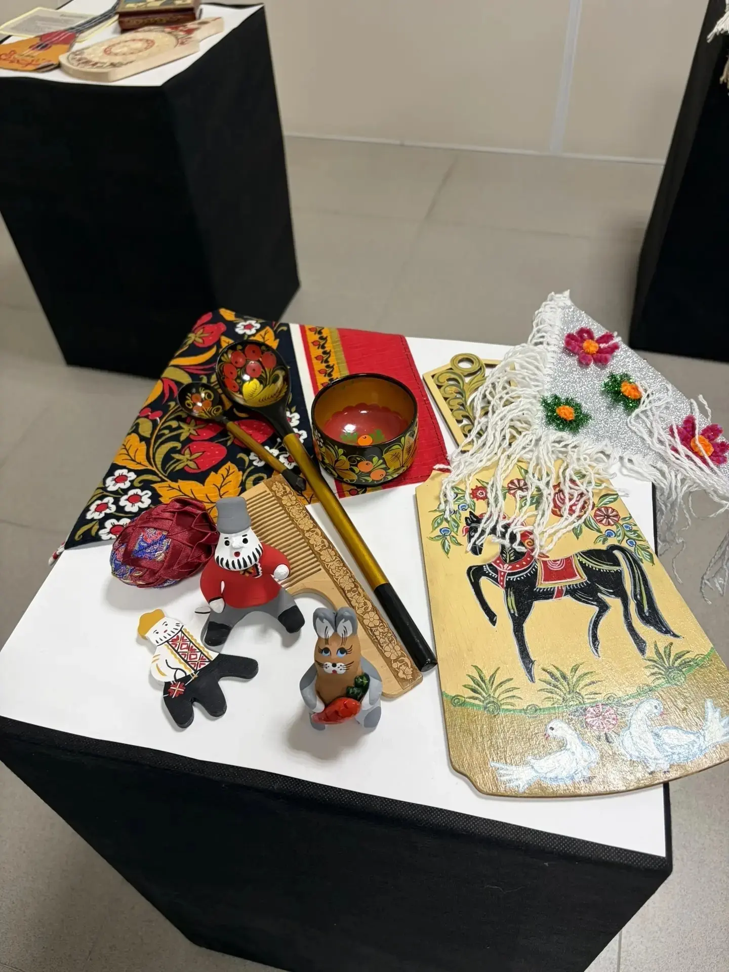 🎉 ВЫСТАВКА НАЦИОНАЛЬНЫХ СУВЕНИРОВ В ГОД ЕДИНСТВА НАРОДОВ РОССИИ 🇷🇺✨  🤍💙❤ В рамках Года единства наро