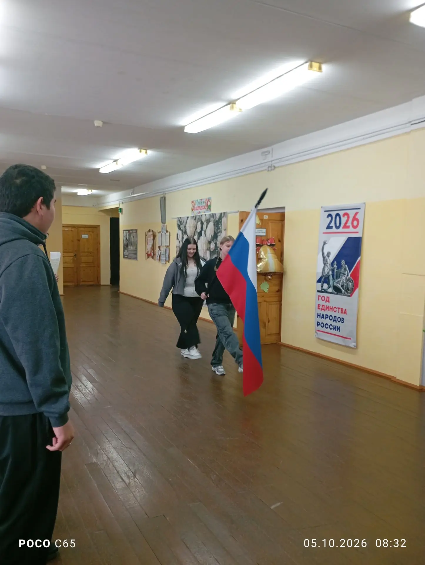 Утро понедельника началось с линейки, выноса флага и гимна РФ. На «Разговорах о важном»...