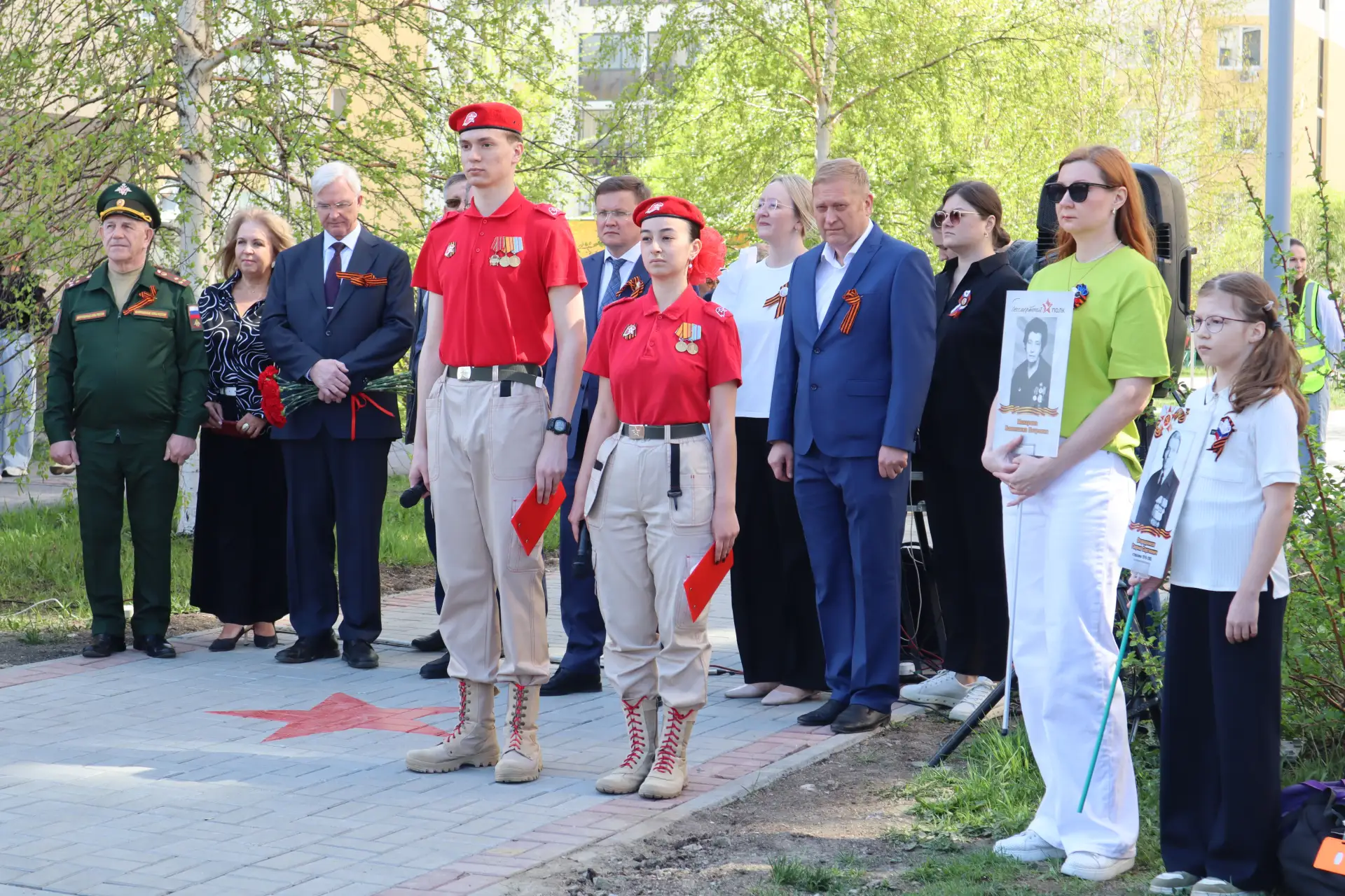 «Спасибо за ваш подвиг!»: в Академическом поздравили ветеранов с Днем Победы 🕊️   В канун 9 Мая на А