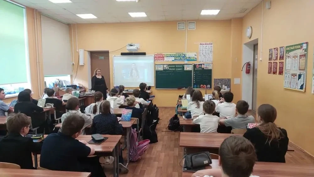 🌅Понедельник, 20 апреля — старт новой учебной недели!    Традиционно в 8.00 на школьном дворе зазвуч
