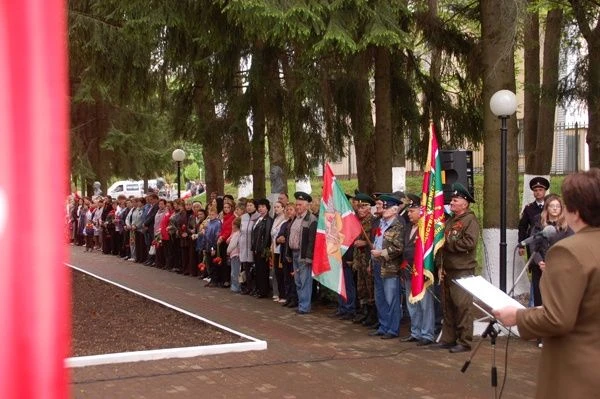 МИТИНГ НА АЛЛЕЕ
 
В честь восемьдесят первой годовщины Великой Победы на Аллее Героев прошёл торжест