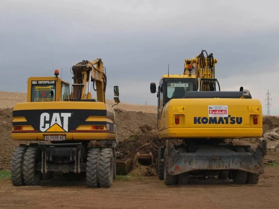 CATERPILLAR или KOMATSU? Какой ты выбираешь? 🟡🔵