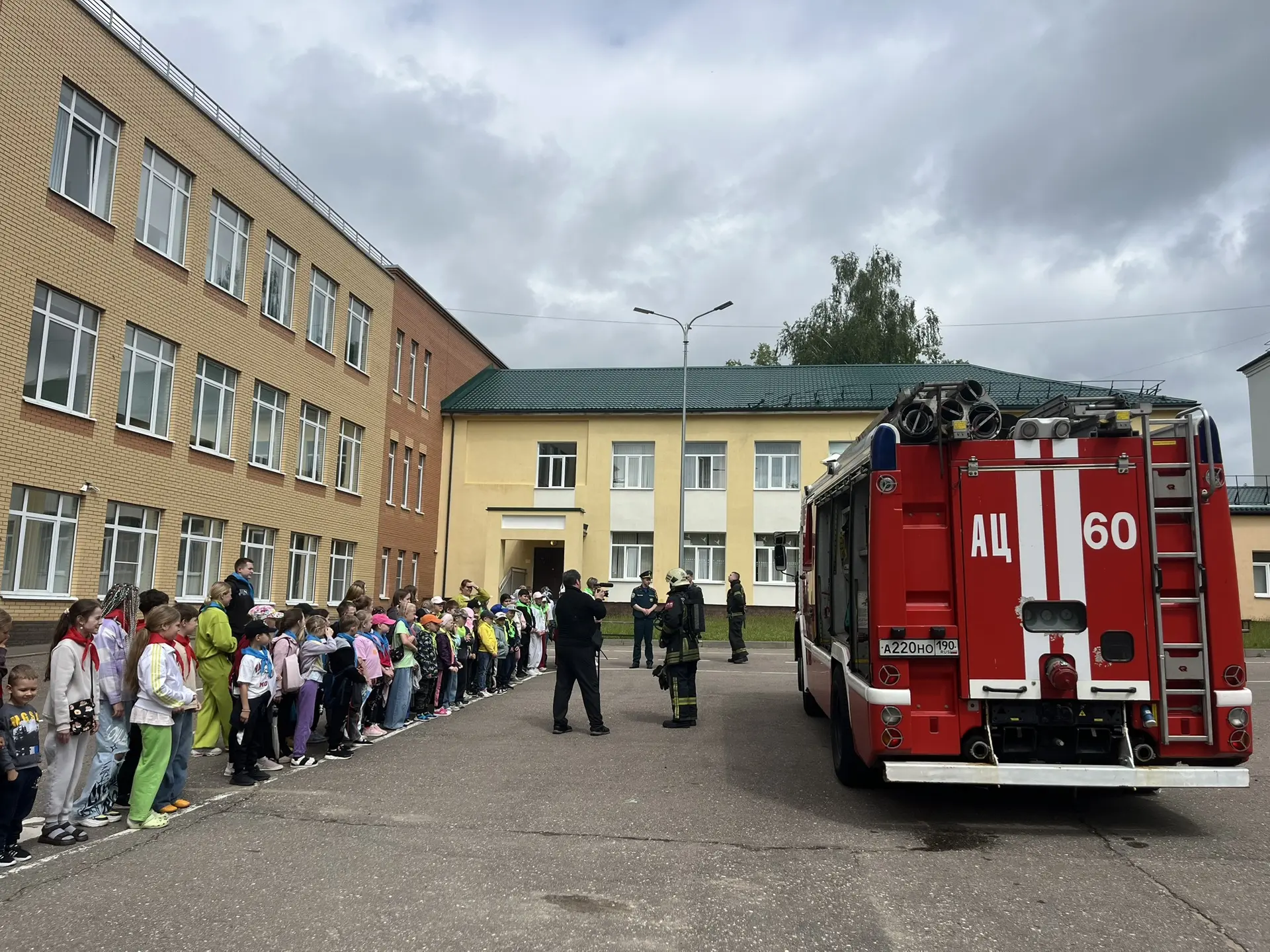 Спасатели спешат на помощь... в лагерь! 🚒

Сегодня 17.06 наш лагерь «Незабудка»  штурмовала пожарна