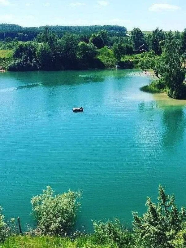 Голубое озеро с изумрудной водой

Недалеко от Можайска скрывается удивительно живописное озеро, появ
