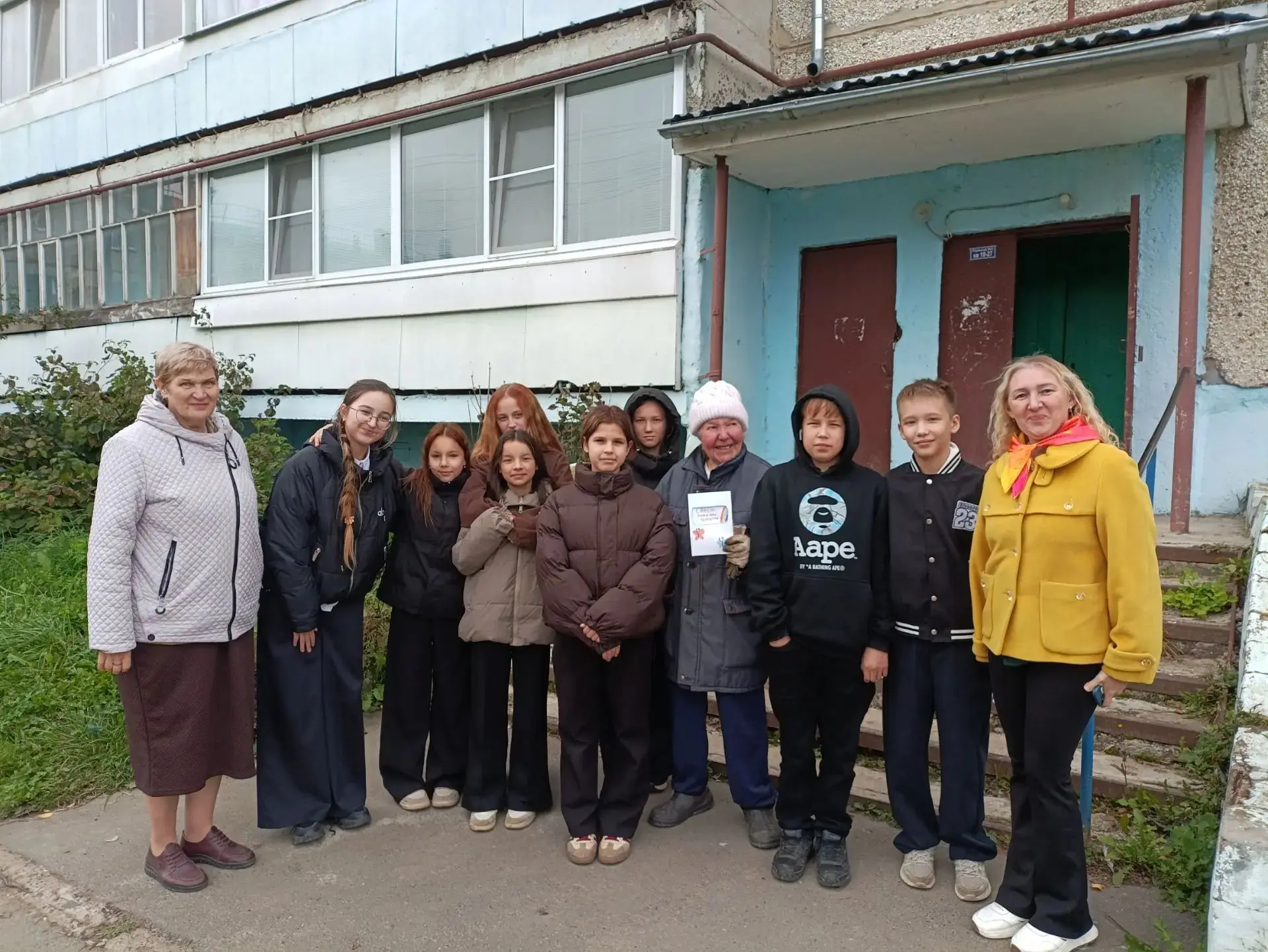 1 октября наши ученики поздравили пожилых людей с их праздником! Ребята заранее сделали...