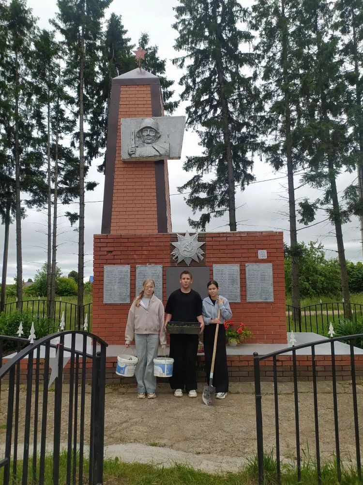 "Хранители истории" посадили цветы у памятника.