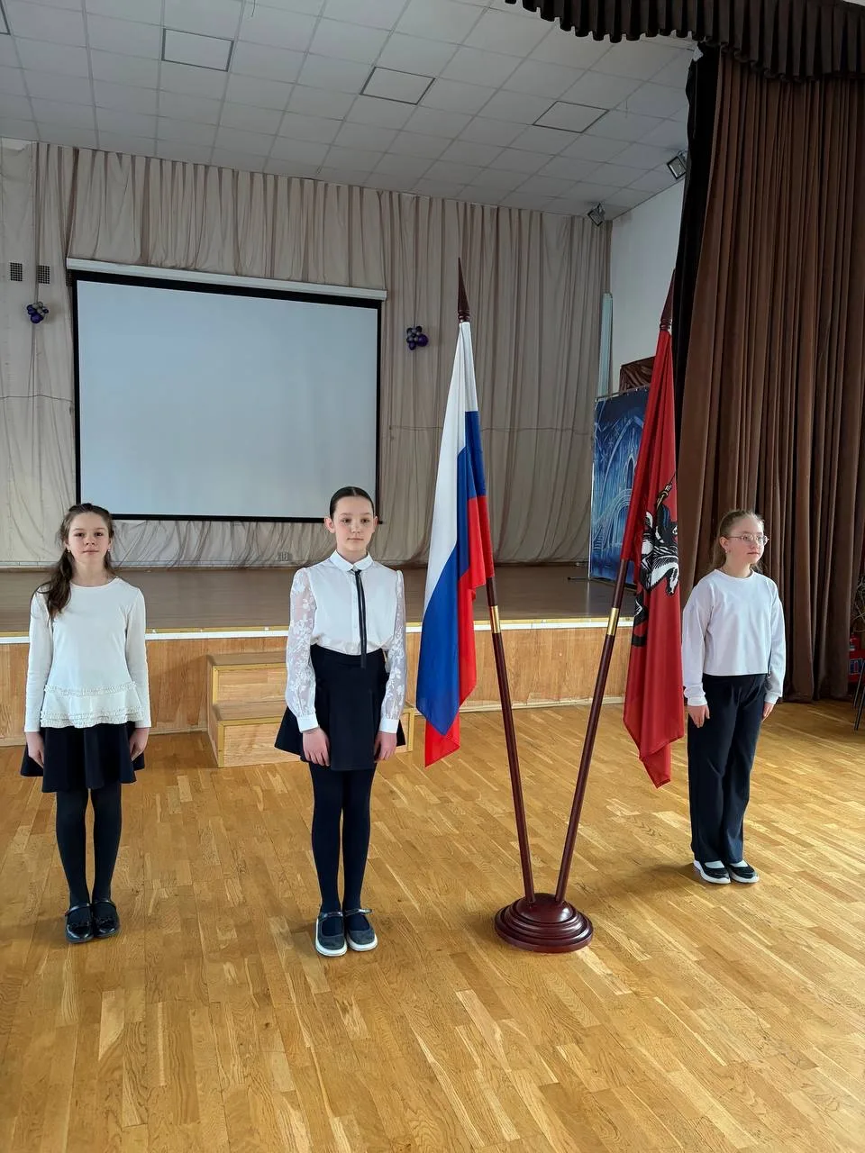 🇷🇺Учебная неделя в нашей школе началась с торжественной церемонии поднятия и выноса Государственного