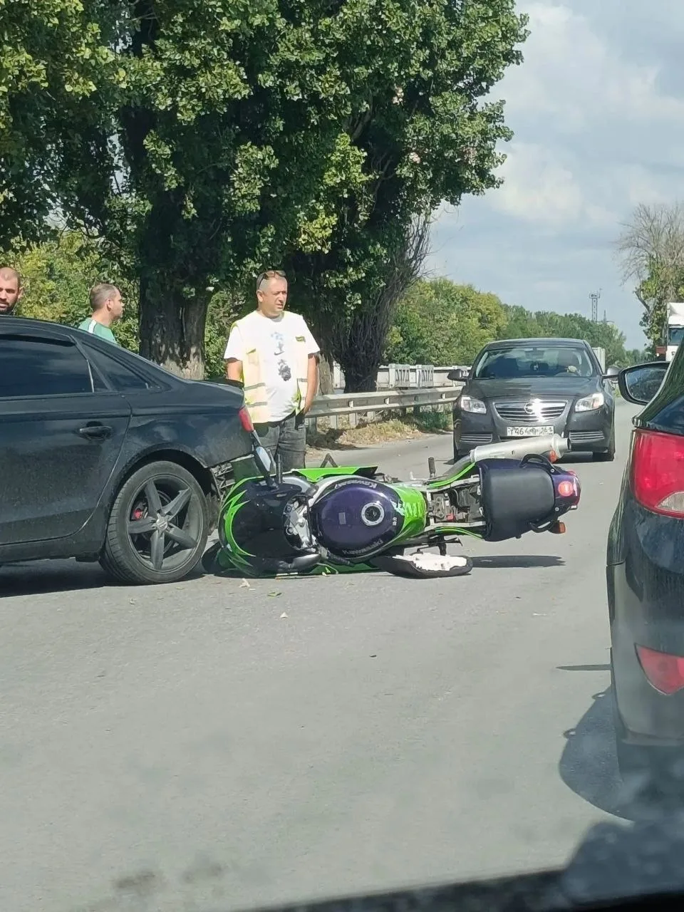 🚨 🚔 ‼️ Момент ДТП с участием мотоциклиста на объездной Котельщика попало в объектив в...
