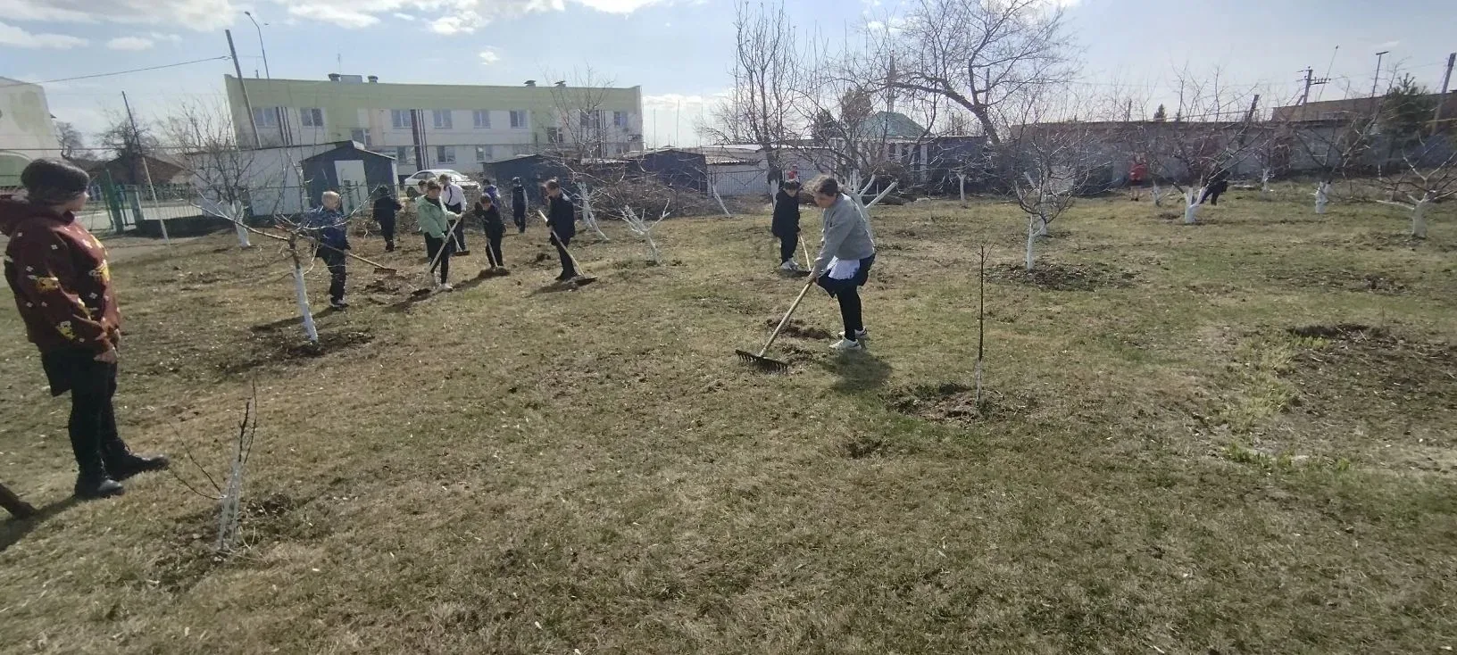 Весенний десант в школьном саду! 🌱