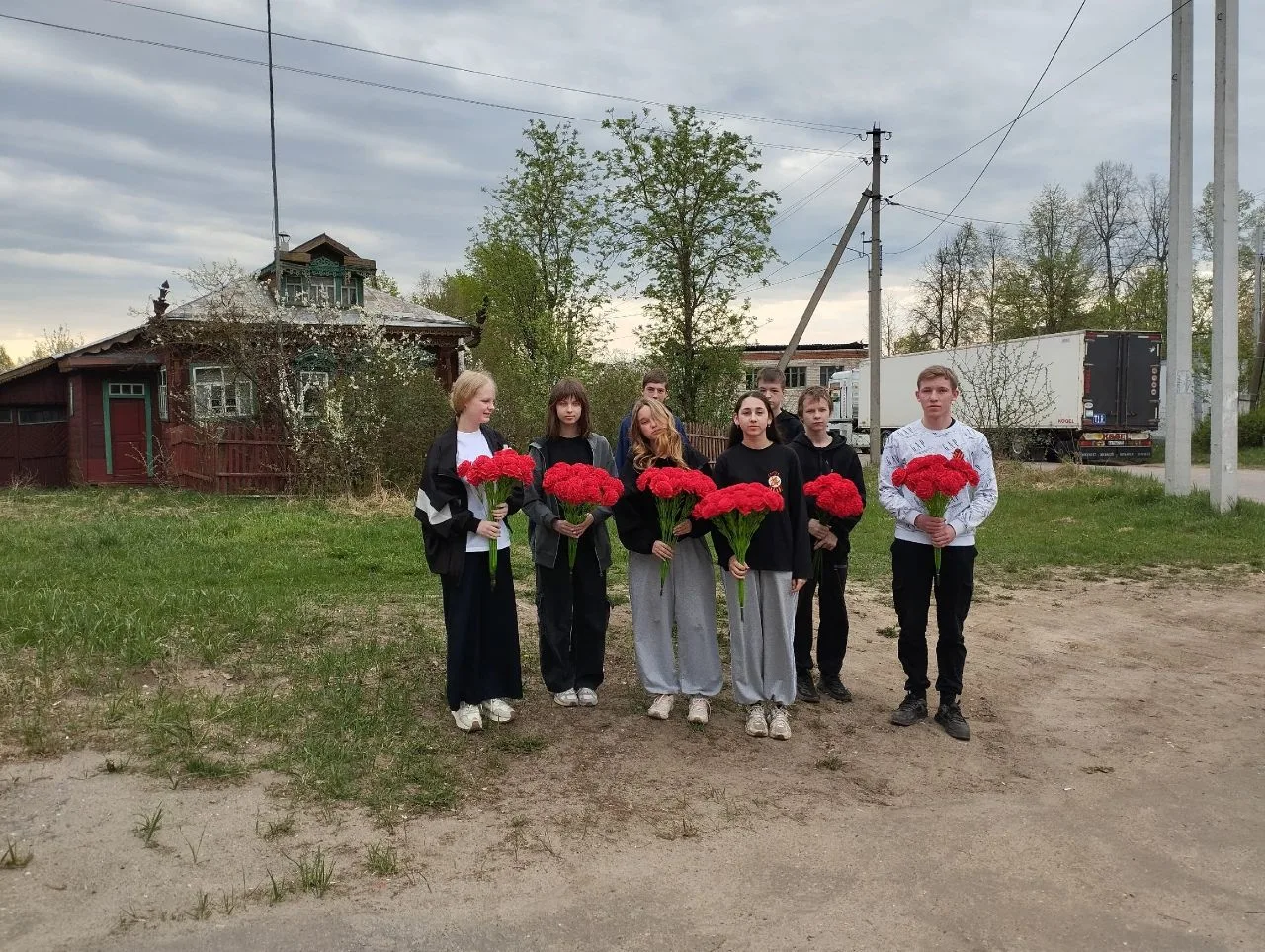 ️💮"Цветы Победы" 💮- такое название решили дать клумбе у подножия Обелиска 🎗️в д.Серг...