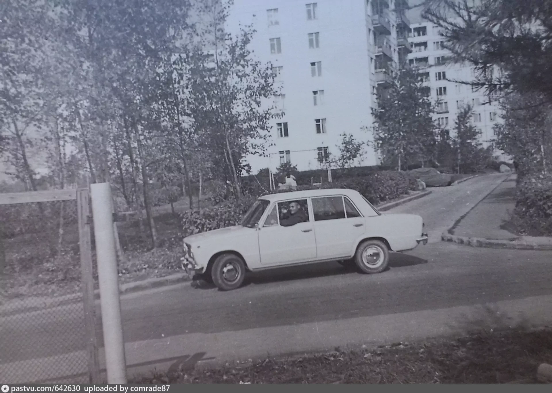 Въезд во двор корпуса 428 с Березовой аллеи, 1974–1975 годы. Фото Нины Илюхиной с сайта pastvu.com

