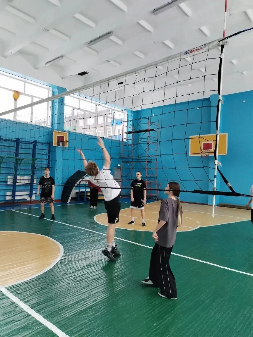 Сегодня состоялся школьный турнир по волейболу для команд учеников 8-9 классов 🏐  В спортивных состя