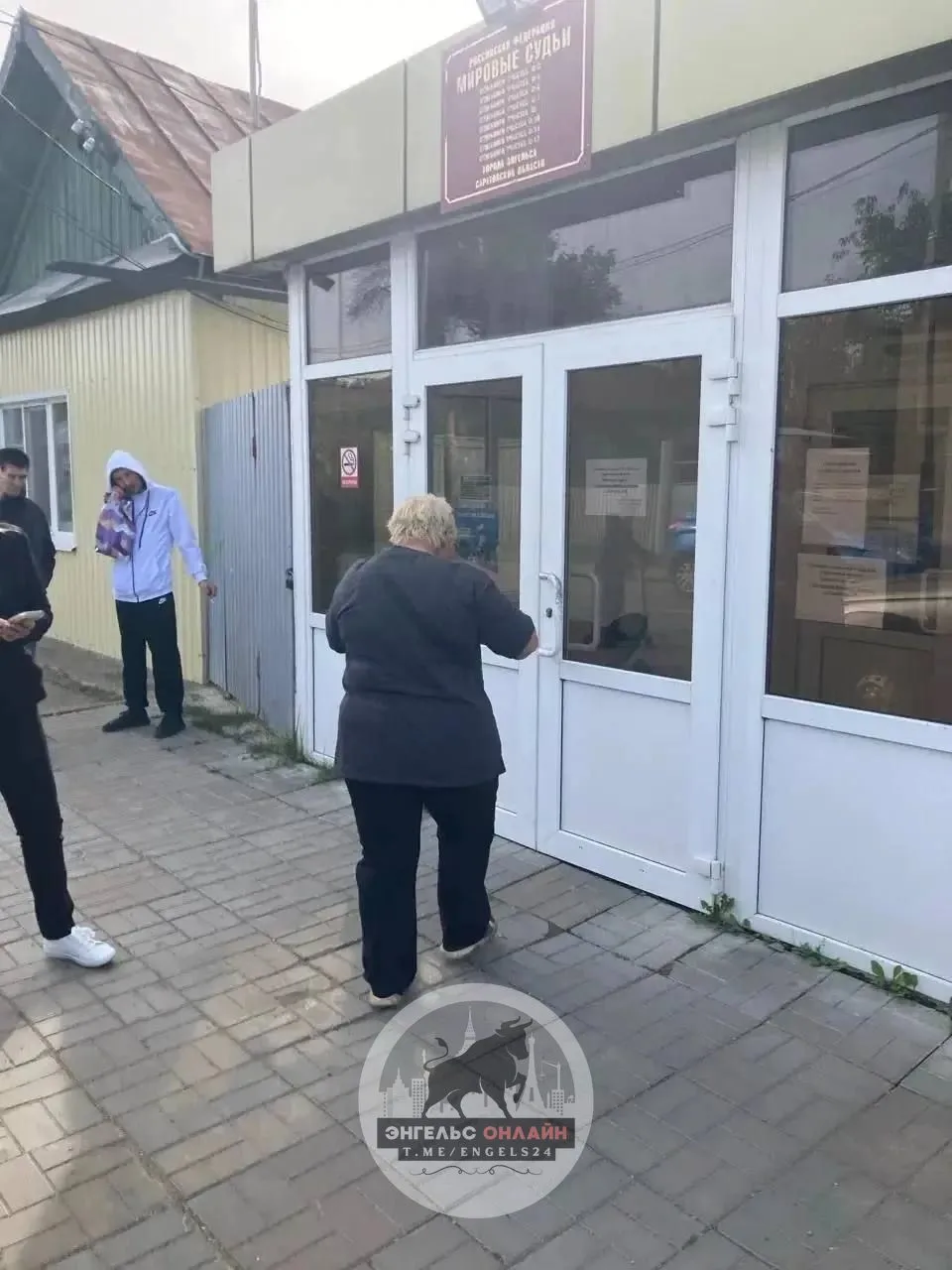 😐В Энгельсе злостной неплательщице штрафов назначили административный арест.