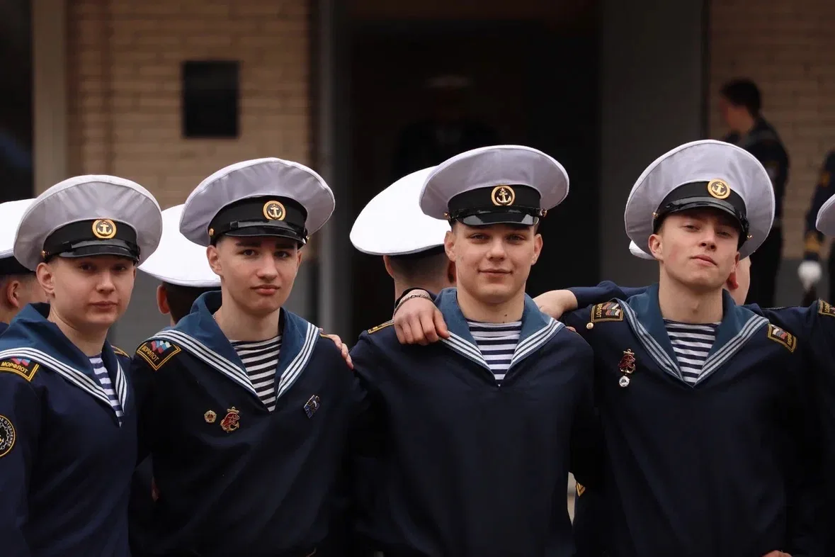 Стартовала плавательная практика на парусном учебном судне «Мир».   ⚓️На борт поднялись 120 учащихся