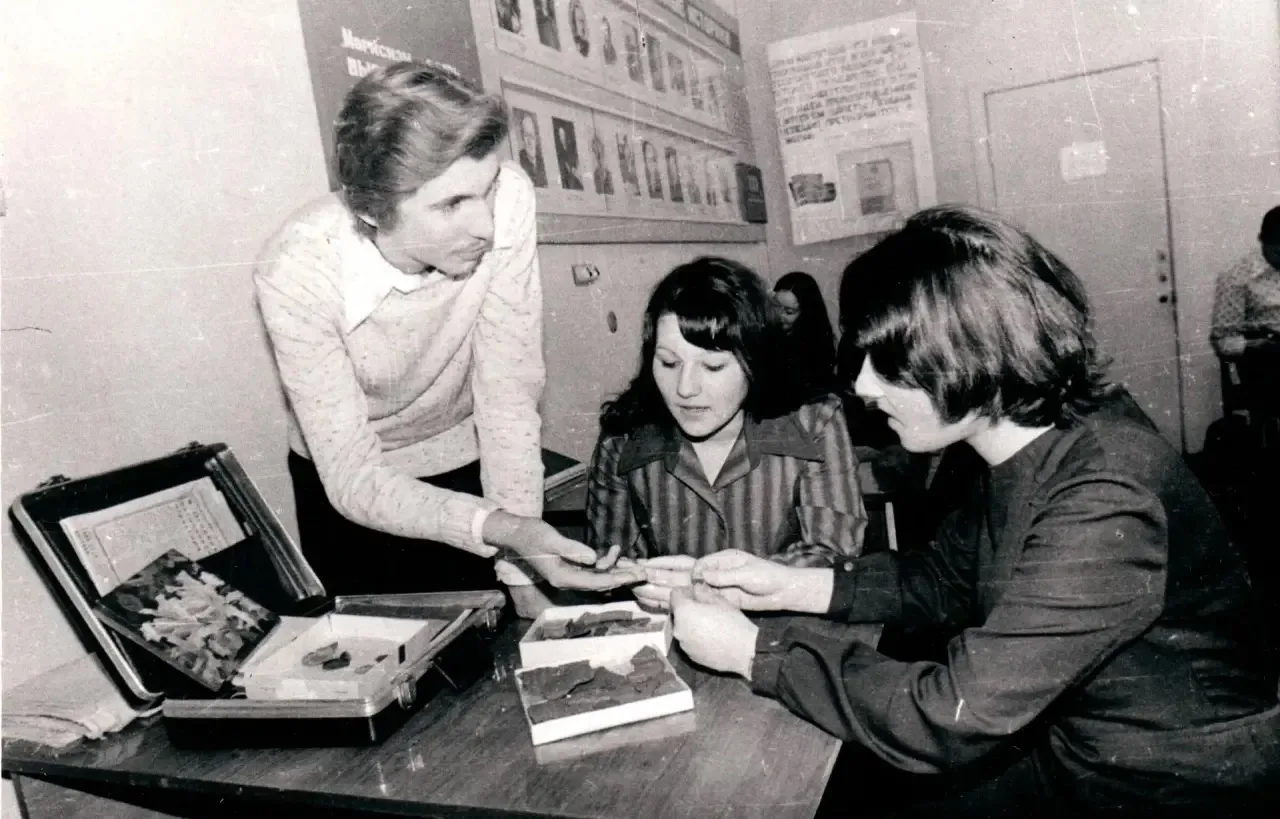 📸 Студенты исторического факультета, изучающие артефакты

Возможно ребята готовятся к защите отчёта