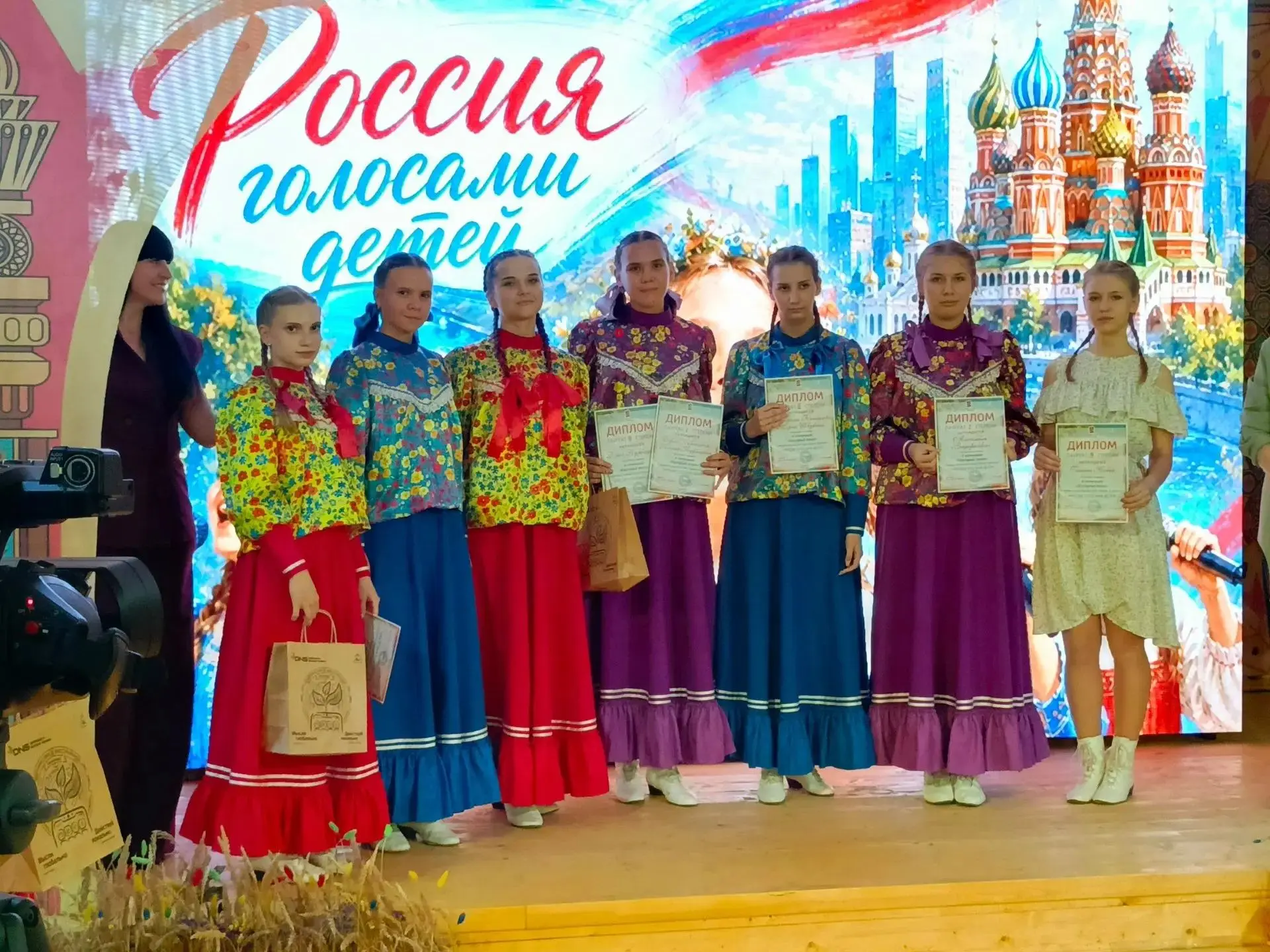⭐НАШИ ЗВЁЗДОЧКИ ЗАЖГЛИ НА V МЕЖРЕГИОНАЛЬНОМ ФЕСТИВАЛЕ-КОНКУРСЕ «РОССИЯ ГОЛОСАМИ ДЕТЕЙ»!