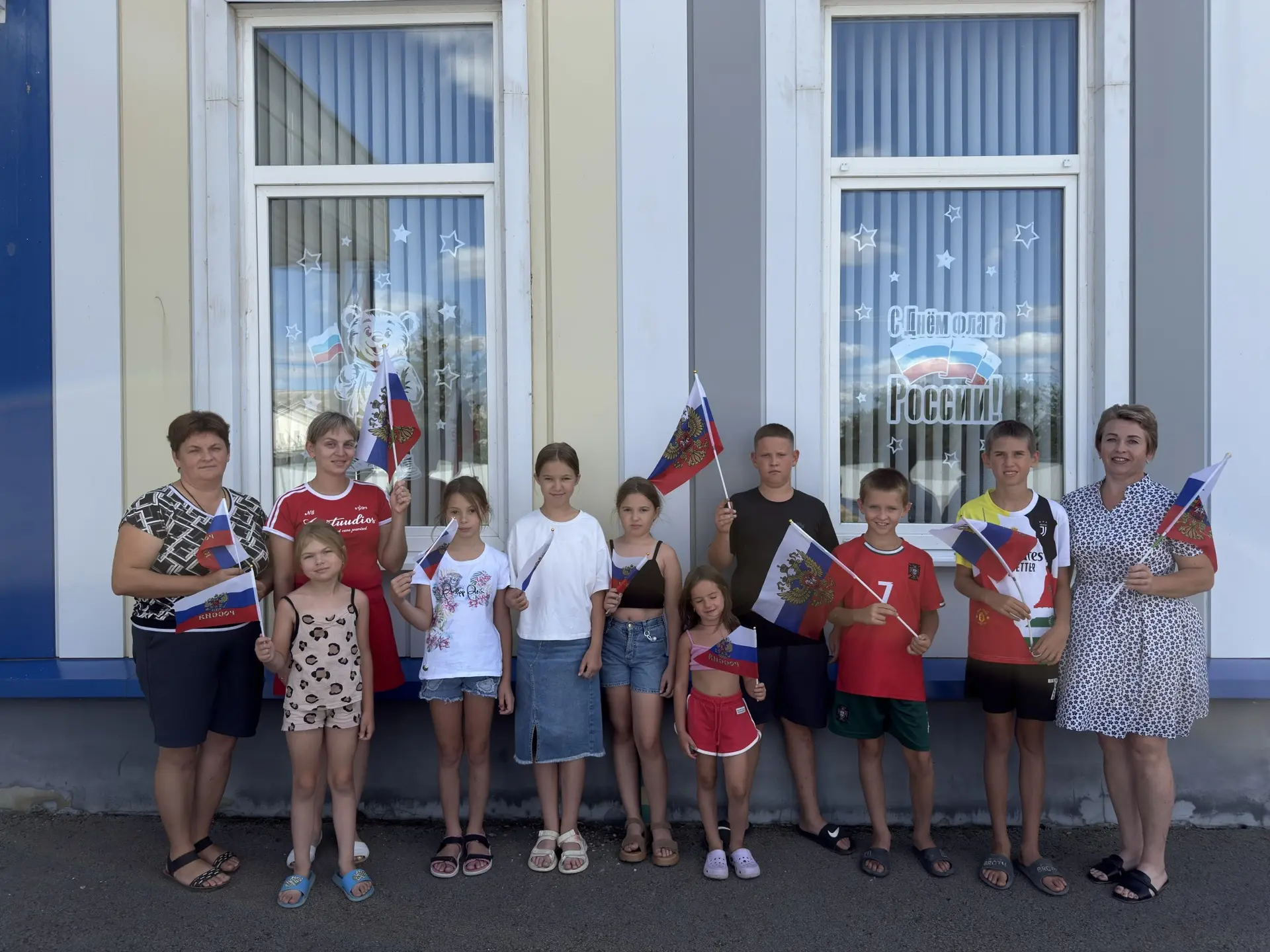 Морозовский СДК и библиотекарь Морозовского отдела Ю. П. Бордачёва на летней площадке «...