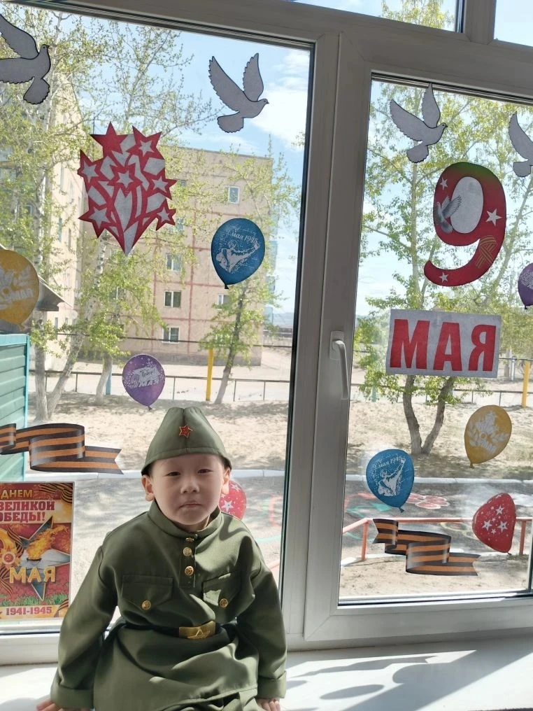 Воспитанники группы "Ромашка" принимают участие в акции "Окна победы"