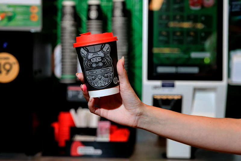 ☕️«Пятёрочка» перенесла стрит-арт Darbotz со стены на кофейные стаканчики.