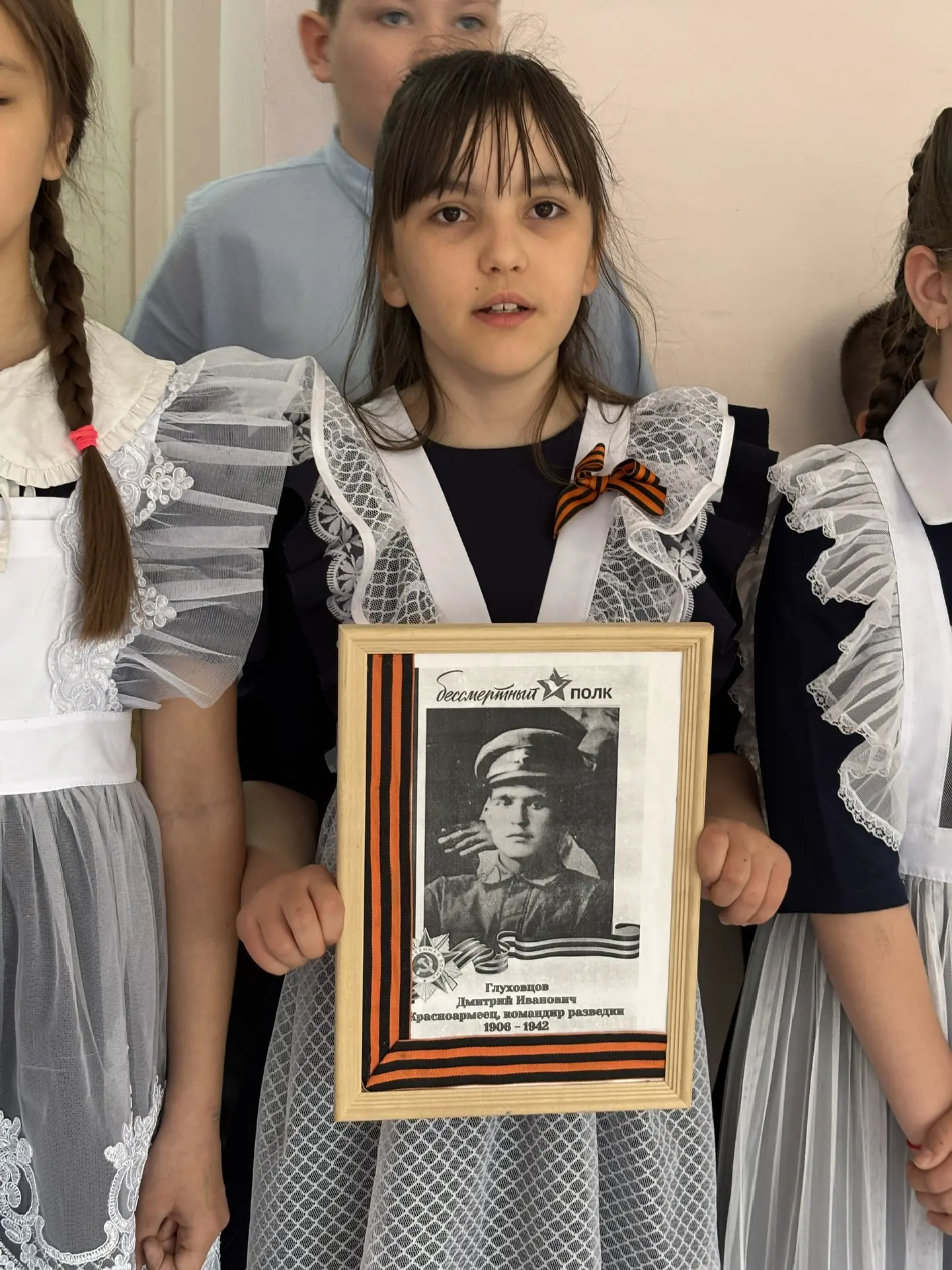 Сегодня в начальной школе прошли торжественные линейки, посвящённые 9 Мая.  Строй, знамёна, стихи о 