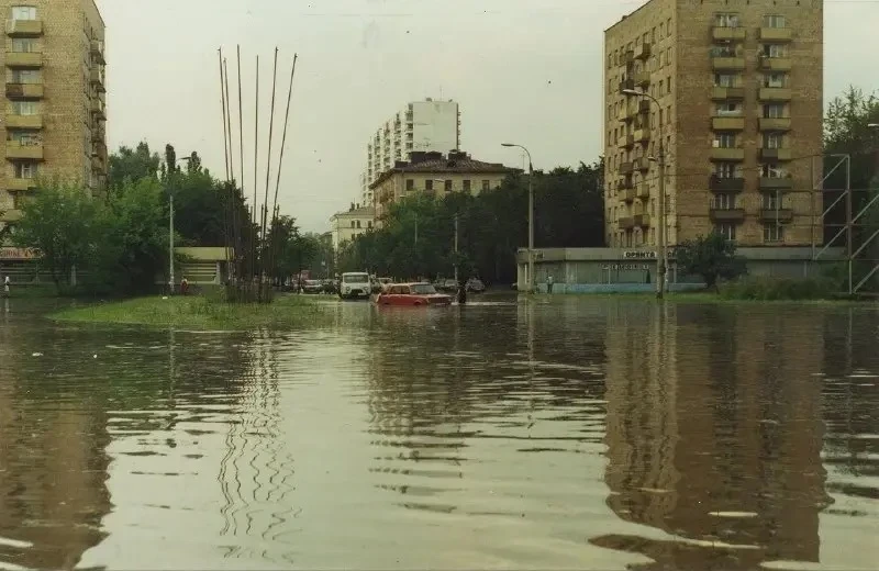🚇 Затопленная площадь у метро Первомайская