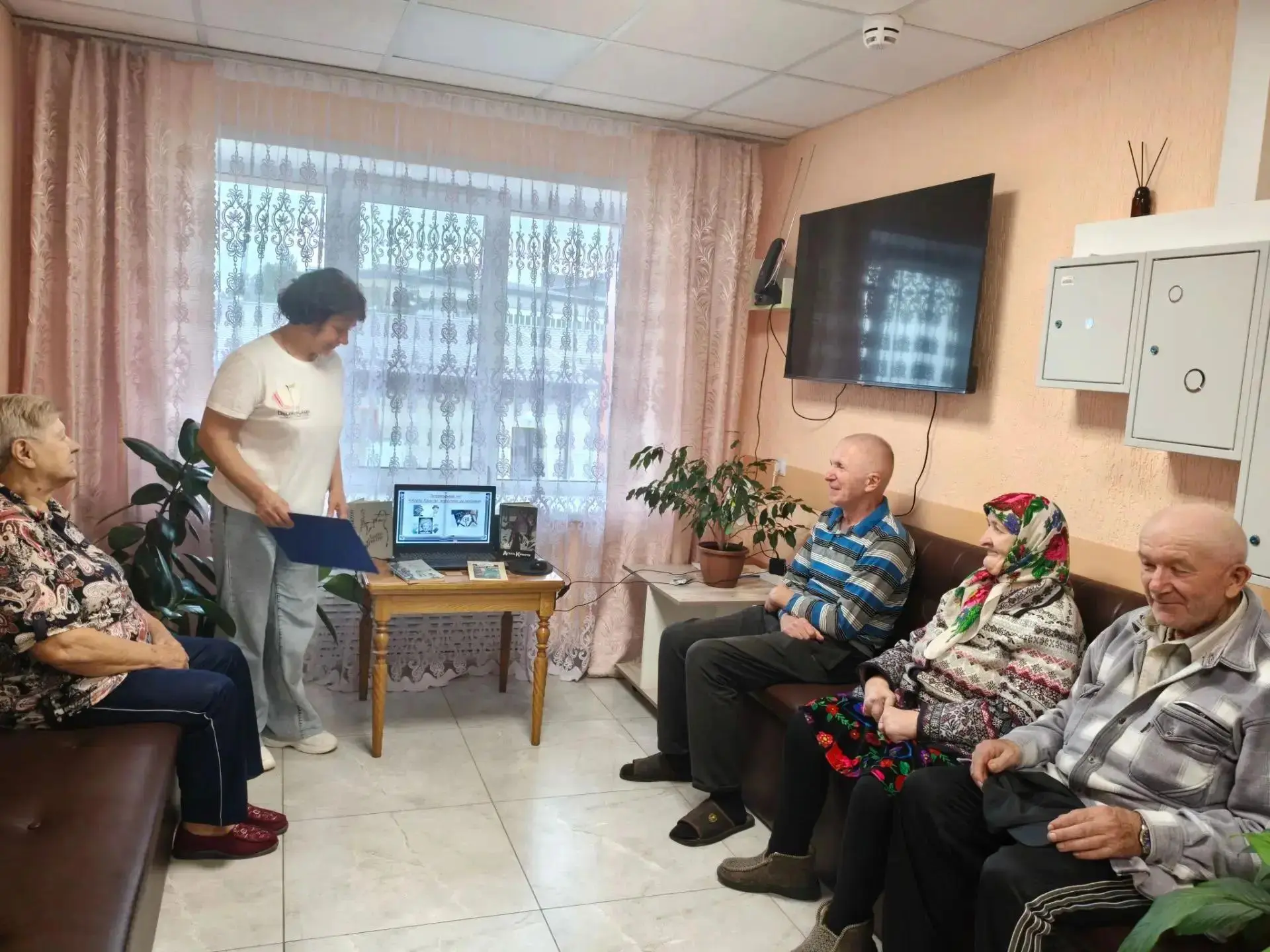 ♦️Для жителей ОБУСОКО «Обоянский дом социального обслуживания» заведующая читальным зал...