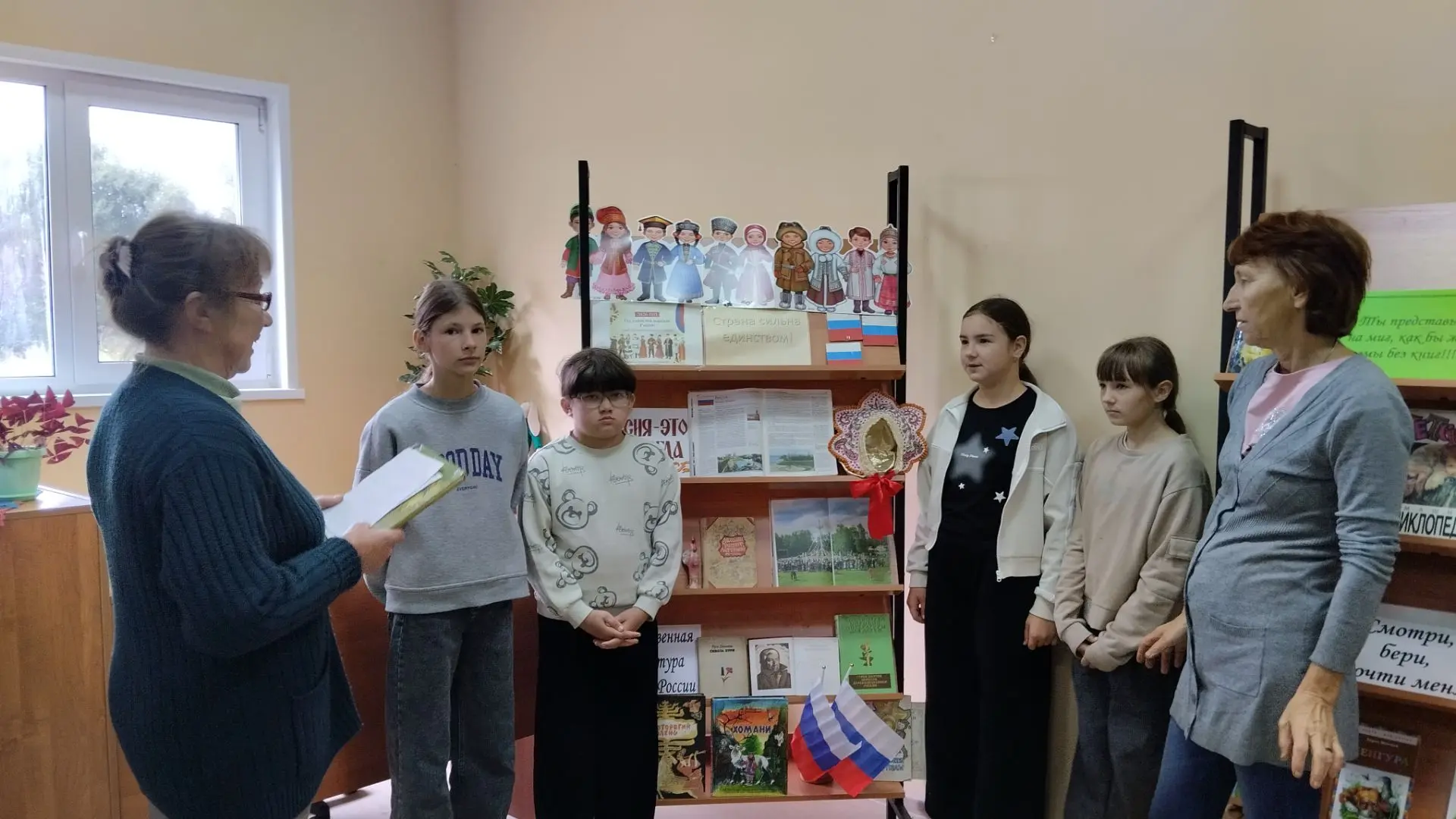 🇷🇺В Исаковском Доме культуры был проведён тематический час "Россия в словах и звуках"...