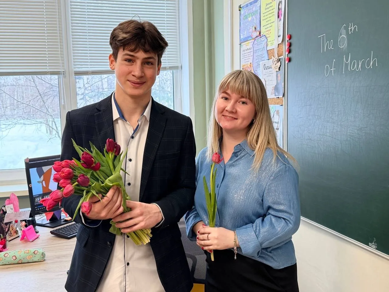Пятница в лицее прошла в праздничной атмосфере в преддверии 8 Марта 🌸  Ученики старших классов поздр