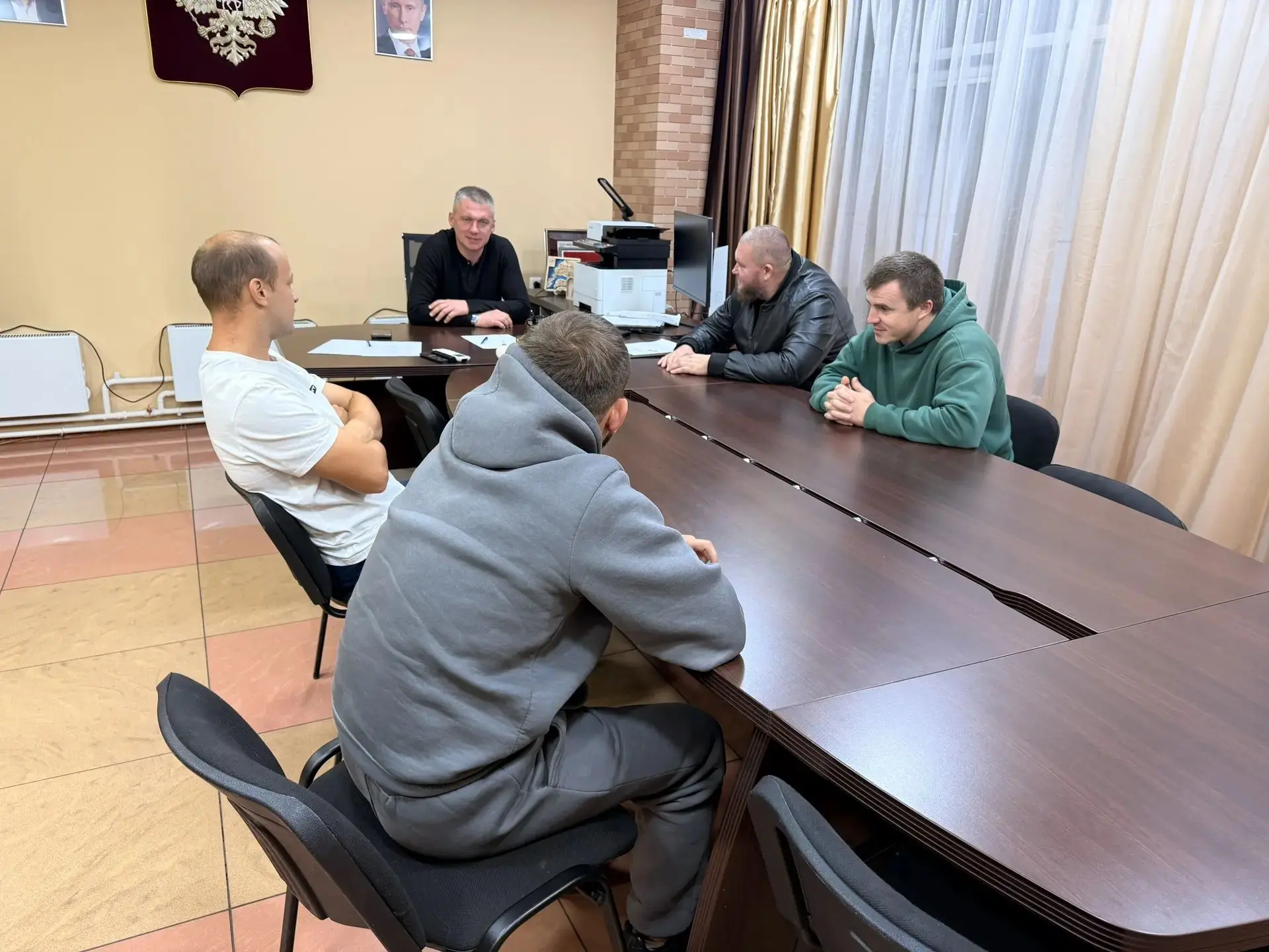 Утро начал с рабочего совещания. На повестке важный вопрос - проведение в городе чемпио...