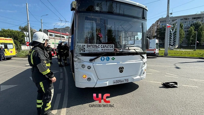 Утром 13 июня в центре Саратова пассажирский автобус попал в ДТП.

Как сообщили ИА «Регион 64» в обл