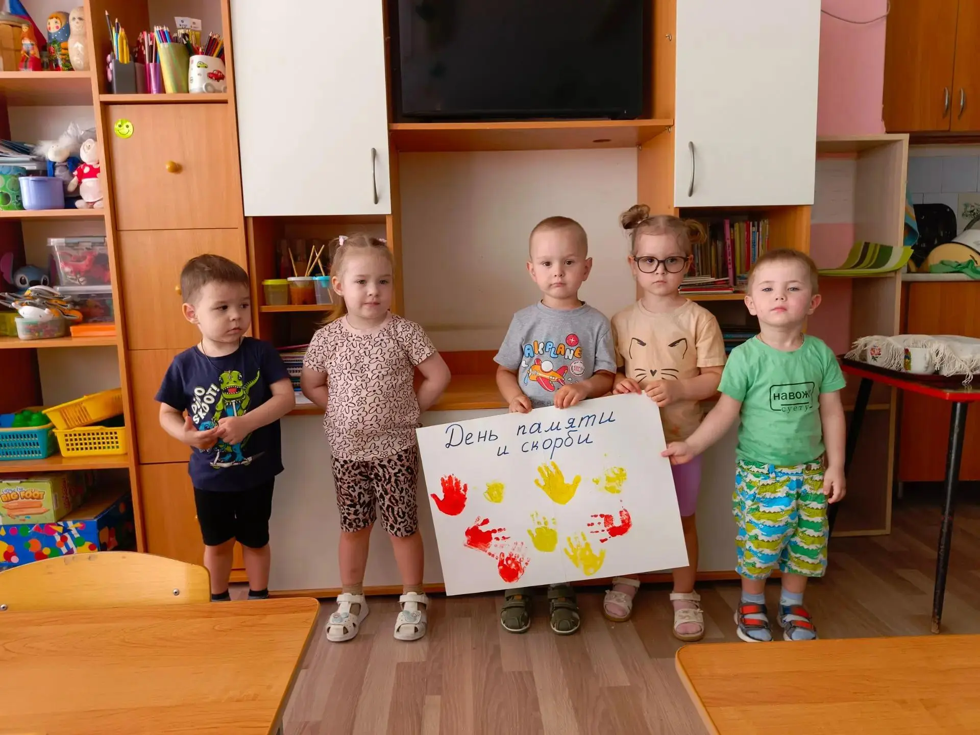 Тихий час памяти: как малыши из ясельной группы почтили героев

22 июня — одна из самых важных и тро