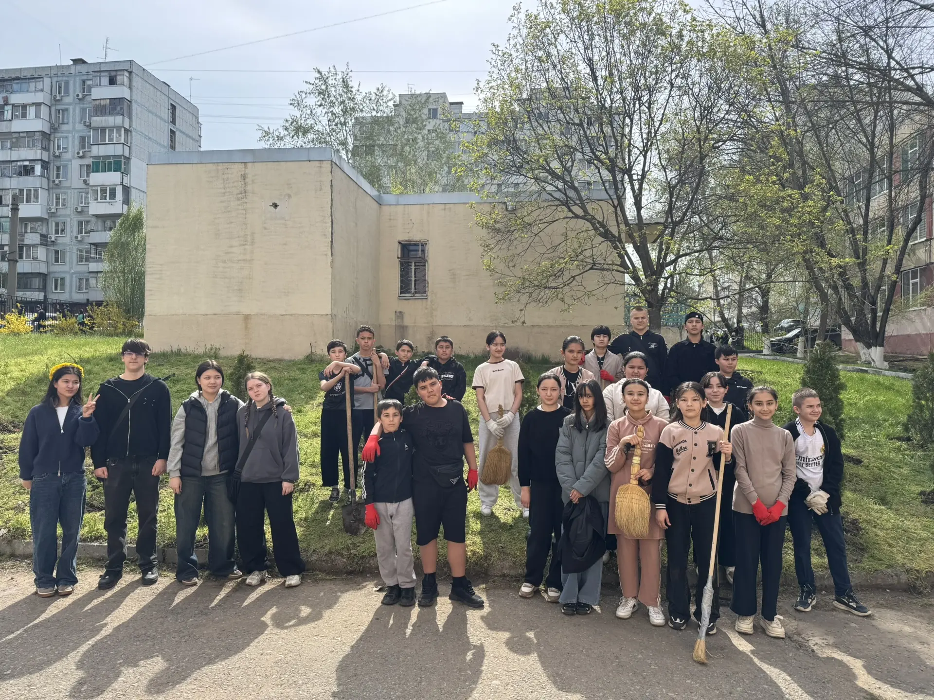 🌿ГОРОДСКОЙ СУББОТНИК🌿  Сегодня в нашей школе прошел первый весенний городской субботник☀️  🌺Весна — 