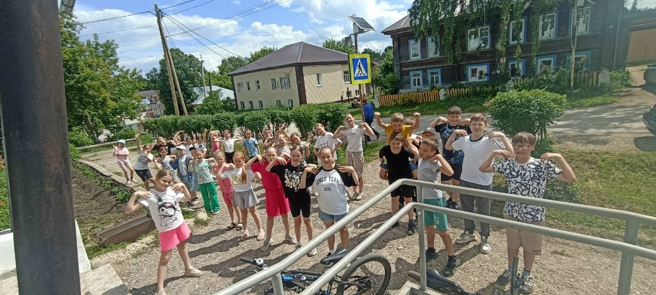 "Танцемания" в действии.💥 Между утренней зарядкой и вечерней дискотекой прогулки, мультфильмы, игры