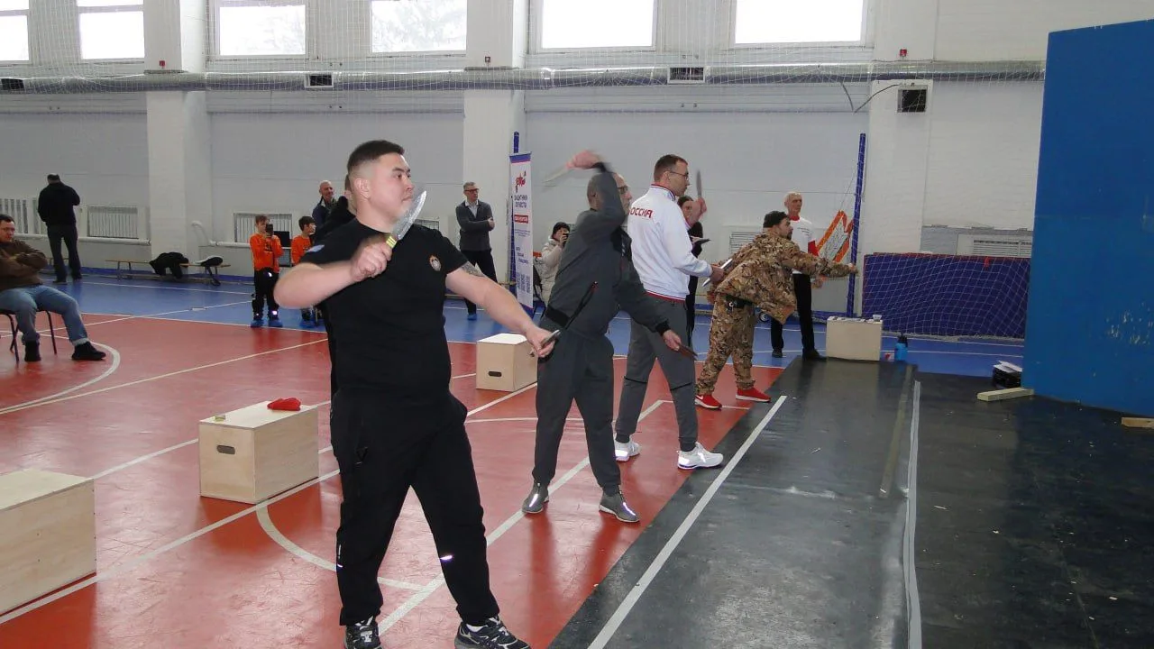 🏆 Для сильных духом: в Волгограде прошел мини-турнир по спортивному метанию ножа среди ветеранов СВО