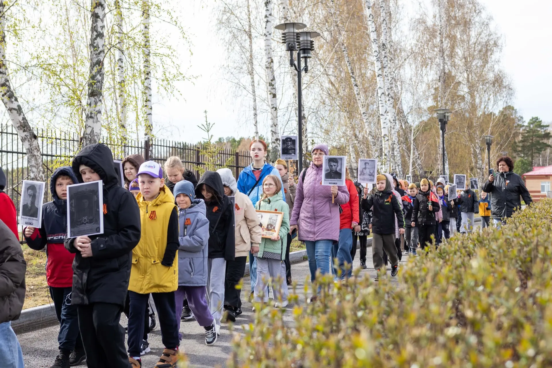 БЕССМЕРТНЫЙ ПОЛК  В «Олимпийской Ребячке» прошла акция — Бессмертный полк.  Ребята и вожатые выстрои