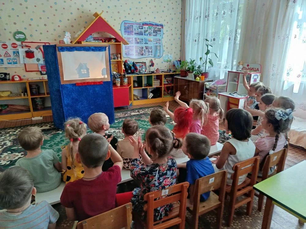 Просмотр теневого театра по русской народной сказке "Теремок"