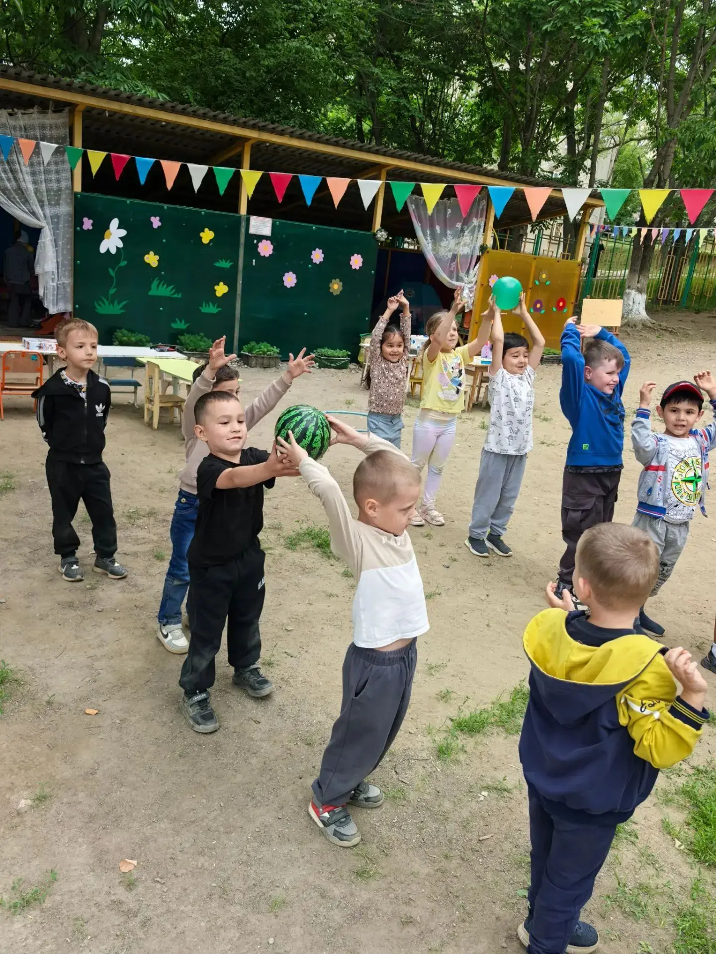 Весёлая эстафета у ребят☺️
Такие спортивные мероприятия всегда дарят детям огромный заряд энергии, м