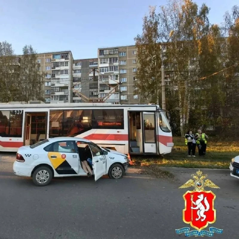 😳 Тагильчанка без прав угнала тачку такси, чтобы сгонять в магаз, но врезалась в трамвай