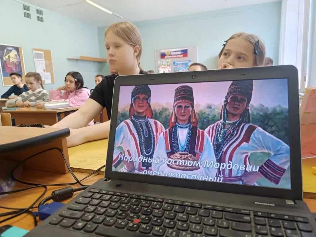 🇷🇺🌏28 апреля в 5 классе прошел особенный урок, посвященный Дню коренных народов России.   Советник д