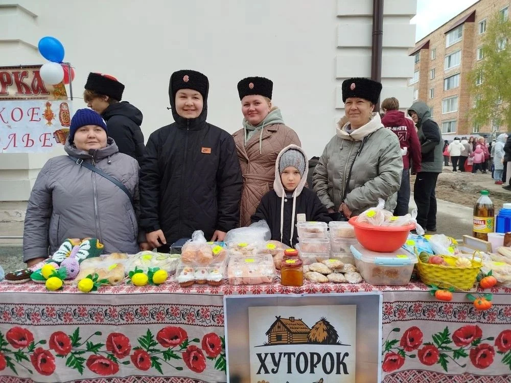 Молодильных яблок не желаете? Во дворе школы №2 в разгаре благотворительная ярмарка.  Национальные п