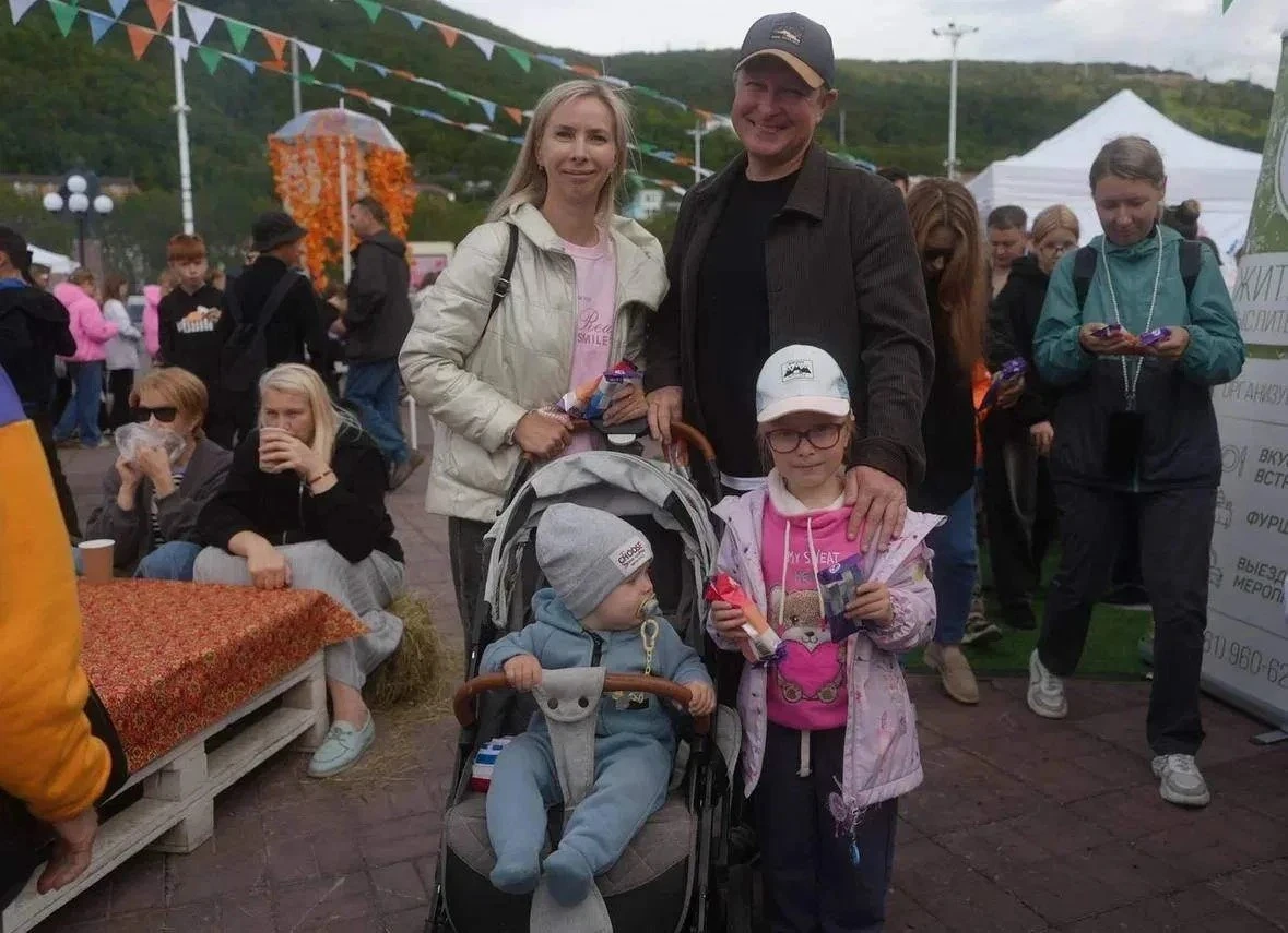 В Петропавловске-Камчатском в честь 286-летия города раздали более тысячи порций мороже...