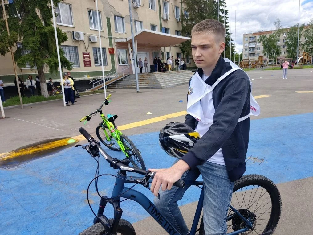 Победитель соревнований в Петровске проехал полкилометра на заднем колесе велосипеда